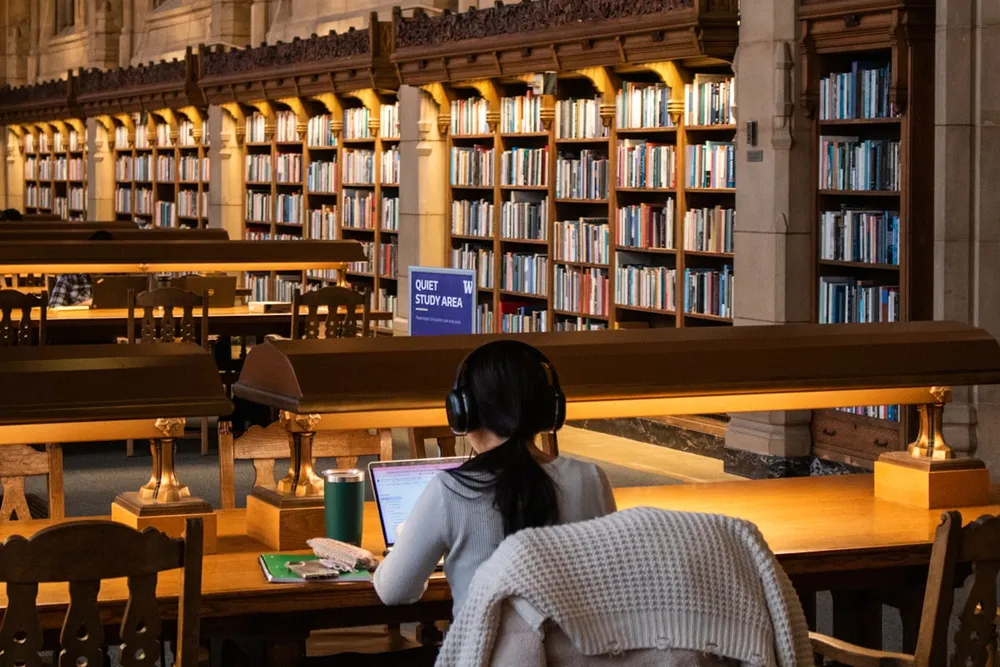 Étudiant travaillant sur son ordinateur portable